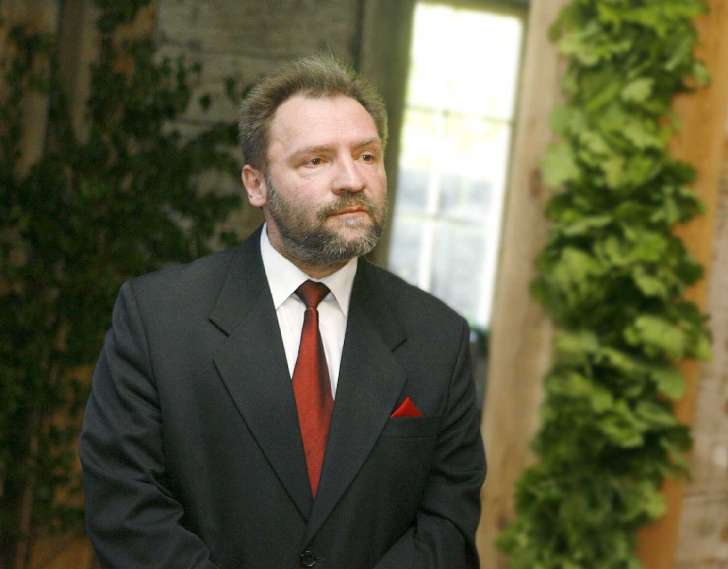 Valsts kultūras pieminekļu aizsardzības inspekcijas vadītāja vietnieks Jānis Asaris Kultūras mantojuma Gada balvas 2005 pasniegšanas ceremonijā Nordeķu muižā. 09.06.2006.