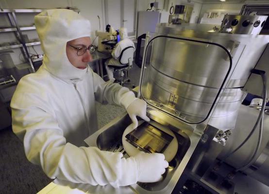 Fiziķis sagatavo mikrooptikas pamatni plazmas kodināšanai tīrtelā. Tīringene, Vācija, 10.04.2006.