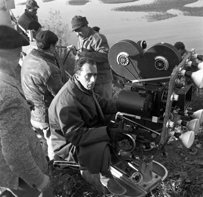 Mikelandželo Antonioni, uzņemot savu filmu "Kliedziens" (Il Grido), aiz viņa filmēšanas grupa. 1957. gads.
