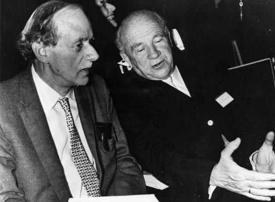 No kreisās: Pols Dīraks sarunā ar Verneru Heizenbergu Nobela prēmijas laureātu konventā Lindavā Vācijā, 02.07.1968.