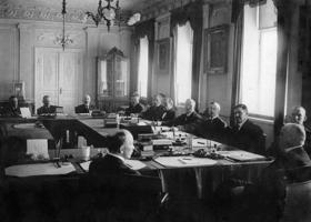 Pirmā jaunās valdības sēde, priekšplānā no kreisās Risto Riti. Helsinki, Somija, 11.04.1921.