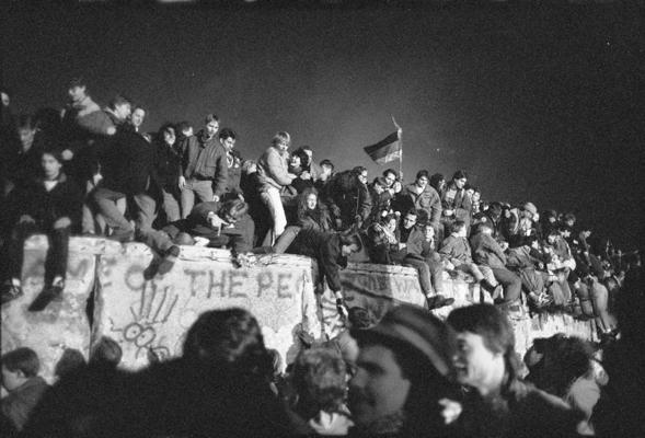 Jaunā gada svinības pie Berlīnes mūra divus mēnešus pēc robežu atvēršanas pilsētā. 31.12.1989.