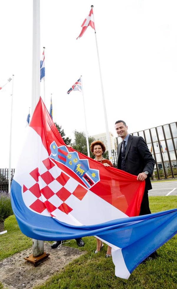 Eiropas Komisijas (EK) komisāre Andrūlla Basileja (Ανδρούλλα Βασιλείου) piedalās svinīgajā ceremonijā, kurā par godu Horvātijas uzņemšanai ES kā 28. dalībvalstij tika pacelts Horvātijas karogs pie EK galvenās mītnes Luksemburgā. 01.07.2013.