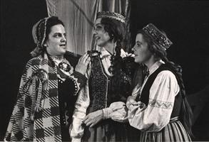 No kreisās: Renāte Gintere Mātes lomā, Ilze Vazdika Zanes lomā un Renāte Šteinberga Andas lomā Raiņa lugas “Pūt, vējiņi!” iestudējumā. Dailes teātra 3. studijas diplomdarbs. 1962. gads.