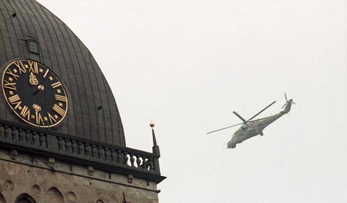 Padomju armijas kaujas helikopters virs Doma laukuma. Rīga, 19.–22.08.1991.