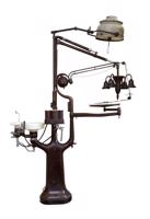 Zobārstniecības instrumentu ražošanas uzņēmuma “Ritter” izgatavotā pirmā zobārstniecības iekārta ar gaisa, ūdens padevi un elektrisko urbjmašīnu. Ap 1920. gadu.
