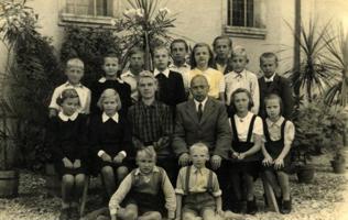 Antons Rupainis ar skolēniem Neietingā. Vācija, 20. gs. 40. gadi.