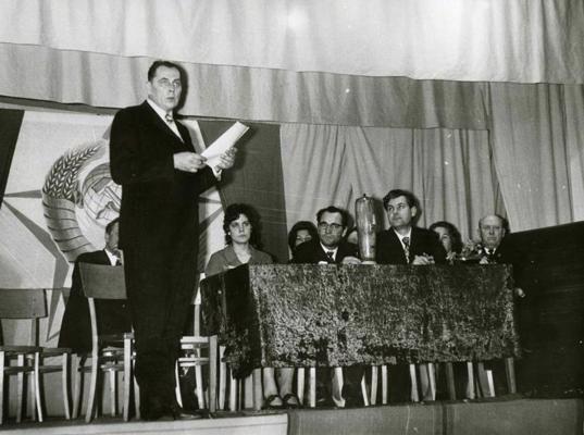 Kolhoza "Uzvara" gada pārskata sapulcē runā kolhoza valdes priekšsēdētājs Visvaldis Zīlītis. 20. gs. 70. gadi.