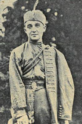 Liepājas brīvprātīgo strēlnieku vienības (kņaza Līvena vienības) praporščiks Anatolijs Jenšs sokolu tērpā. Pirms 1919. gada.