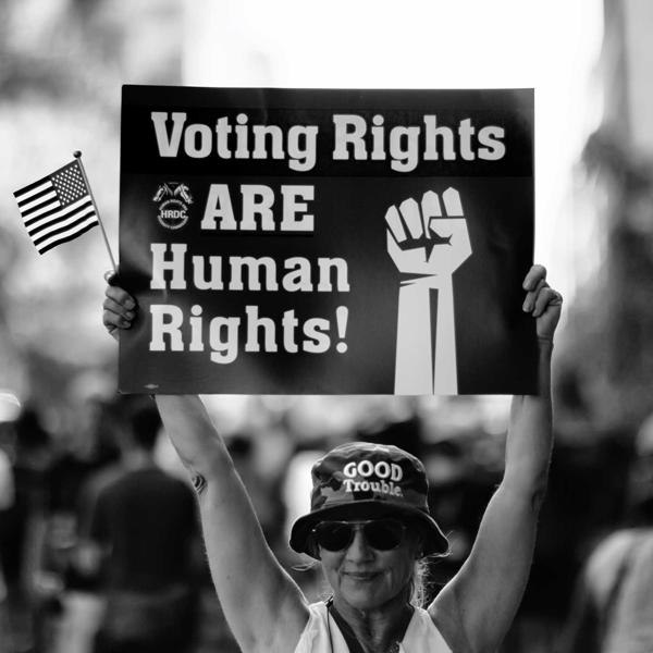 Demonstrācijas dalībniece ar plakātu “vēlēšanu tiesības ir cilvēktiesības”. Vašingtona, ASV, 28.08.2021.