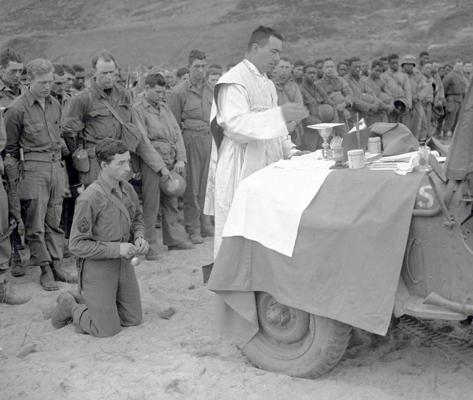 Kapelāns vada piemiņas dievkalpojumu Normandijas piekrastē kritušajiem amerikāņu karavīriem, Francija, 15.06.1944.
