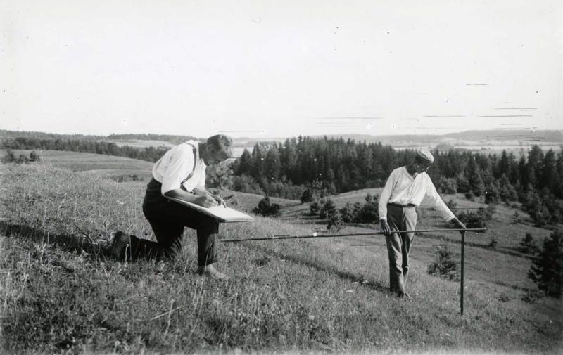 No kreisās: Ernests Brastiņš, uzmērot Gorodku pilskalnu. Rundēnu pagasts, 25.07.1925.