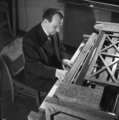 Jānis Ivanovs pie klavierēm. Rīga, 04.01.1961.