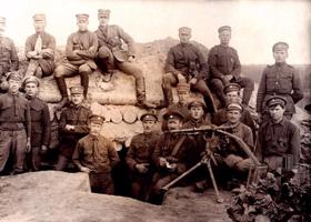 5. att. 12. Bauskas kājnieku pulka karavīri ar franču balsta ložmetēju Hotchkiss M-le 1914 Latgales frontē. Drisa, 1920. gada vasara.