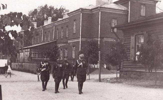 Armijas štāba priekšnieka palīgs ģenerālis Hermanis Buks viesojas Jātnieku pulkā. Daugavpils, 1939. gads.