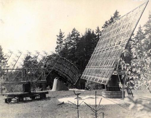 Radio antenas pie Baltās mājas "antenu kalniņā". Ķekavas novads, ap 1960. gadu.