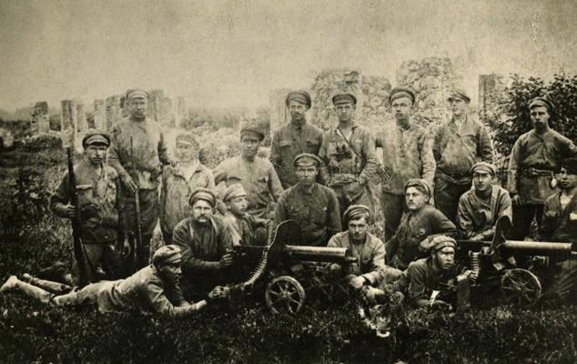 Latviešu strēlnieku padomju divīzijas 8. pulka ložmetējnieki pēc pretpadomju sacelšanās apspiešanas Jaroslavļā. 07.1918.
