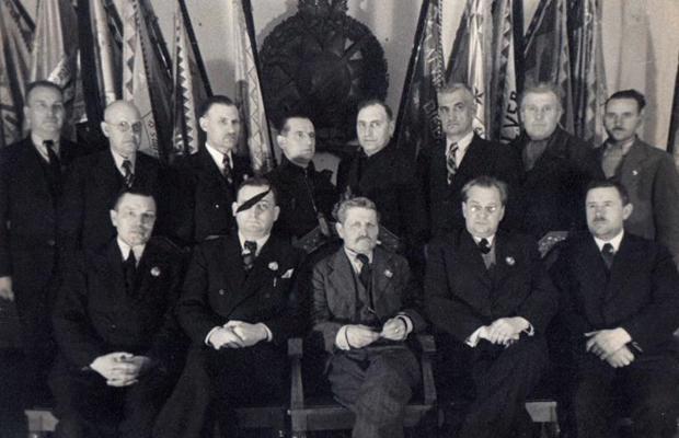 Veco latviešu strēlnieku biedrības padomes locekļi. Pirmajā rindā centrā – Andrejs Auzāns. 1940. gads.