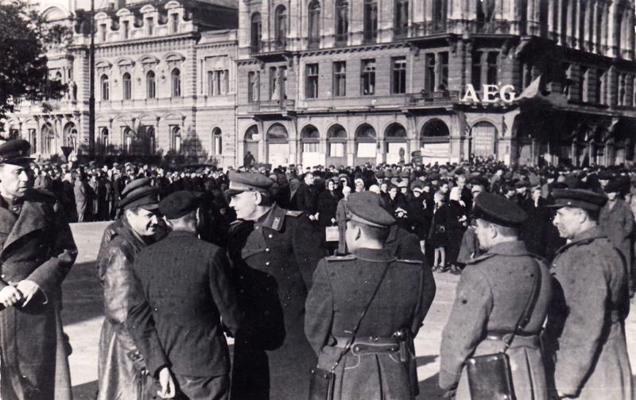 Sarkanās armijas 130. latviešu strēlnieku korpusa sagaidīšana Rīgā. Otrais no kreisās – Jānis Kalnbērziņš. 16.10.1944.