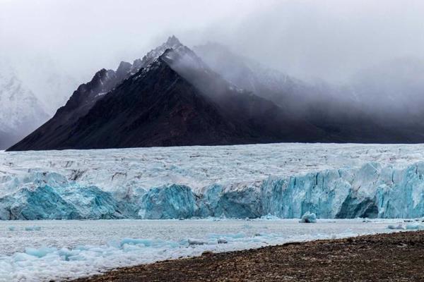 Uzpeldējusi Ovatsmarkbrēena ledāja mala Rietumsvalbārā. No tās regulāri atšķeļas aisbergi – šo procesu sauc par kalvingu. 2019. gads.