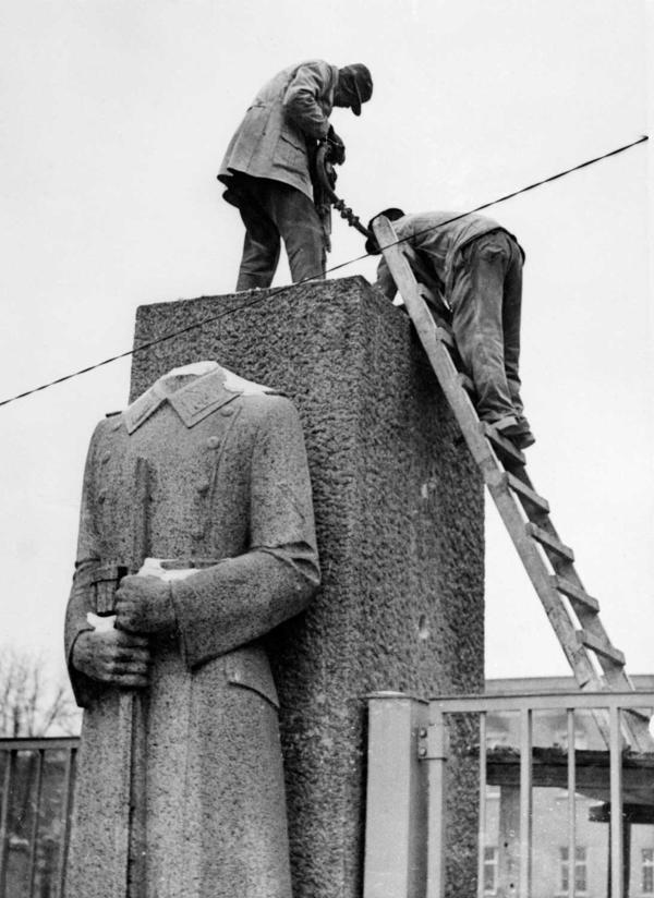 SS karavīra statuja ar nocirstu galvu, sagatavota pilnīgai demontāžai denacifikācijas ietvaros. Vācija, 13.03.1947.
