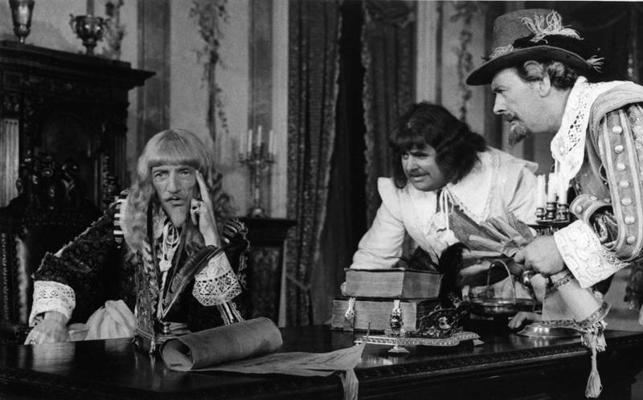 No kreisās: ģenerālis Svensons (Valentīns Skulme), adjutants (Gunārs Placēns) un Rozenkrancs (Voldemārs Akurāters) filmā “Vella kalpi Vella dzirnavās”. 1972. gads.