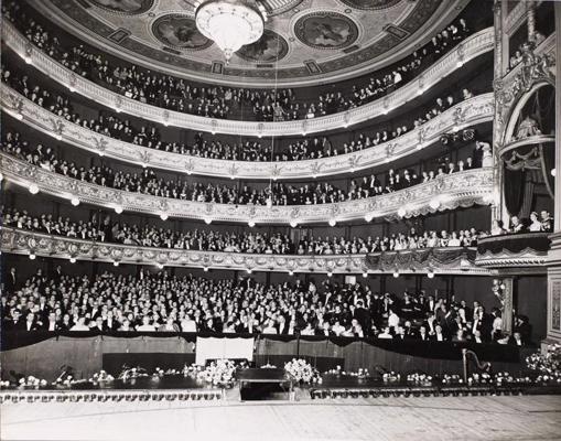 Karaliskā teātra ēkas Vecā skatuve. Zviedrijas karaliskā pāra valsts vizīte Dānijā. Kopenhāgena, 03.1952.