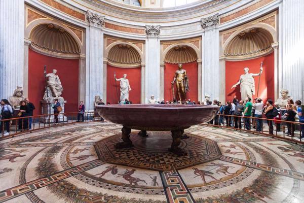 Mikelandželo Simoneti un Džuzepes Kamporezes projektētā rotonda Pija-Klementa muzejā Vatikānā. 02.11.2016.
