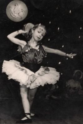 Zita Errs dejā ar tamburīnu piecu gadu vecumā. 1957. gads.