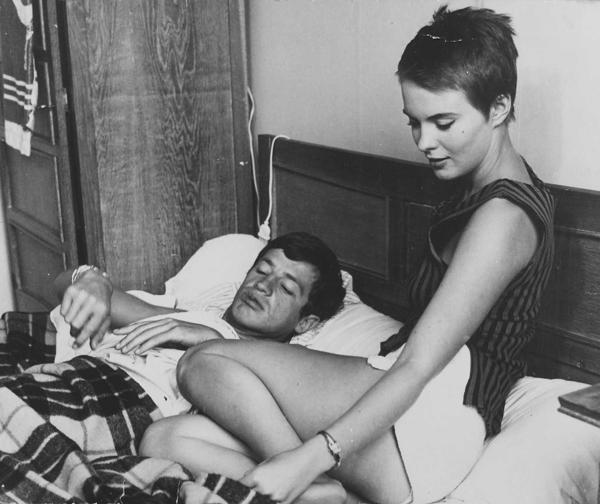 Aktieri Žans Pols Belmondo un Džīna Sīberga (Jean Seberg) Žana Lika Godāra filmā "Līdz pēdējam elpas vilcienam". 1960. gads. 