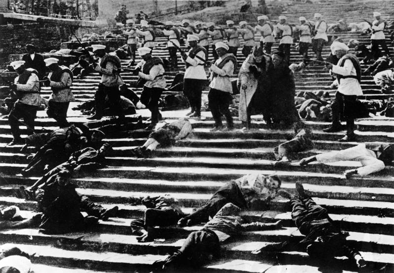Kadrs no Sergeja Eizenšteina filmas "Bruņukuģis Potjomkins", 1925. gads. 