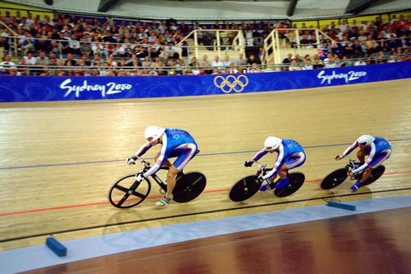 Lielbritānijas treka riteņbraukšanas olimpiskā sprinta komanda Kriss Hojs, Kreigs Maklīns (Craig MacLean) un Džeisons Kvellijs (Jason Queally) startē Sidnejas olimpiskajās spēlēs. Austrālija, 17.09.2000.