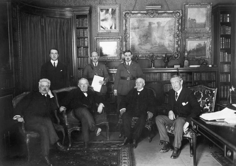 No kreisās priekšplānā: Itālijas premjerministrs Vitorio Emanuele Orlando, Lielbritānijas premjerministrs Deivids Loids Džordžs, Francijas premjerministrs Žoržs Klemanso un Amerikas Savienoto Valstu (ASV) prezidents Vudro Vilsons Parīzes miera konferences laikā. Francija, 1919. gads.