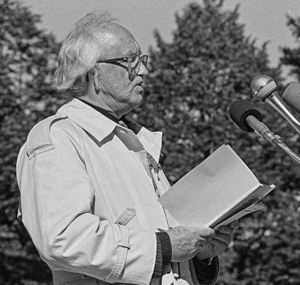 Andrejs Irbe Dzejas dienās Komunāru laukumā (tagad Esplanādē). Rīga, 1989. gads