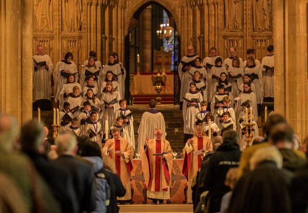 Ziemassvētku rīta Euharistijas dievkalpojums Kenterberijas katedrālē. Kenterberija, Apvienotā Karaliste, 25.12.2022.