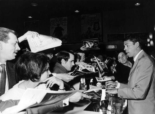 Žaks Brels sniedz autogrāfus. Ap 1966. gadu.
