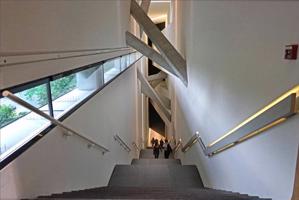 Galvenās kāpnes arhitekta Daniela Libeskinda projektētajā Ebreju muzejā. Berlīne, 08.2017.