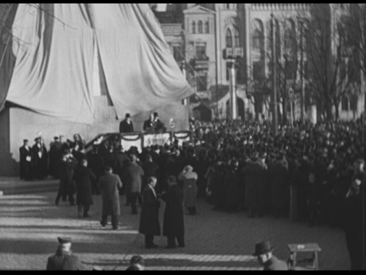 Valsts prezidenta Alberta Kvieša runa Brīvības pieminekļa atklāšanas ceremonijā. Pieminekli iesvēta arhibīskaps Teodors Grīnbergs. Rīga, 18.11.1935.