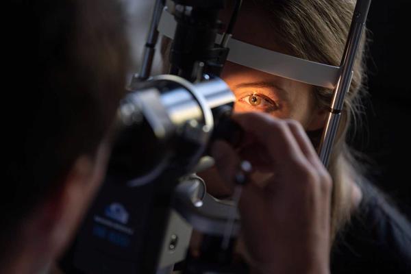 Ārsts pārbauda pacienta aci. Vācija, 2020. gads.