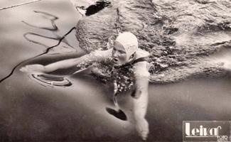 Latvijas izlases dalībniece Lilija Pētersone (Bunkša) peldējumā uz krūtīm Ķīšezerā, Mežparkā, Rīgā. 1939. gads.