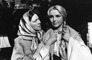 No kreisās: Elza Radziņa (Oļiņiete), Vija Artmane (Liena) filmā "Mērnieku laiki", 1968. gads.
