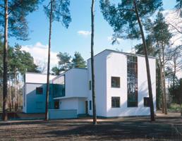 Valtera Gropiusa 20. gs. 20. gados projektētās ēkas Desavā. Vācija, 2000. gads.