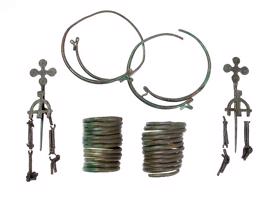Senlietas no sievietes apbedījuma: bronzas kaklariņķi, spirālaproces, dzelzs važiņrotas fragmenti un divas bronzas krustadatas. Mežotnes kapulauks, 11. gs.