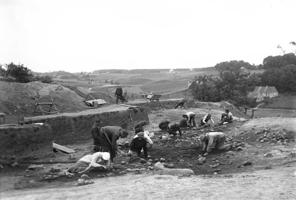 Arheoloģiskie izrakumi Talsu pilskalnā. 1936. gads.