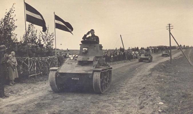 Latvijas armijas Autotanku pulka tanketes armijas manevru noslēguma parādē. Ērgļi, 1937. gads.