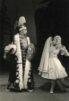 Edīte Pfeifere Marijas lomā un Osvalds Lēmanis Gireja lomā baletā “Bahčisarajas strūklaka”. Latvijas Nacionālā opera, 1940. gads.