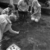 Brikuļu pilskalna arheoloģiskās ekspedīcijas izpētes III laukuma 2. kārtā tiek attīrīts keramikas trauks (pods). Rēzeknes apriņķa Gaigalavas pagasta Īdeņa ciems, 06.1974.