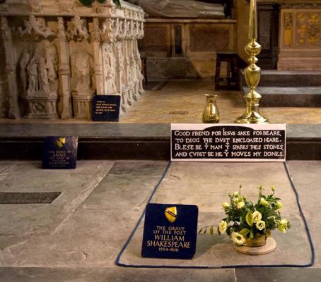 Viljama Šekspīra epitāfija viņa kapavietā Sv. Trīsvienības baznīcā Stretfordā pie Eivonas. Anglija, 2010. gads.