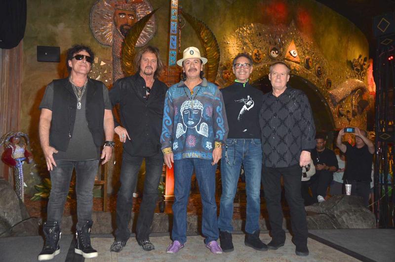 Santana "klasiskā" sastāva dalībnieku apvienošanās: no kreisās Nīls Šons, Gregs Rolijs, Karloss Santana, Maikls Karabello un Maikls Šrīvs. Lasvegasa, 21.03.2016.