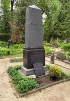 Dzejnieka Ausekļa kapavieta ar melna granīta kapa pieminekli (uzstādīts 1898. gadā) Alojas pilsētas kapos. 16.06.2022.